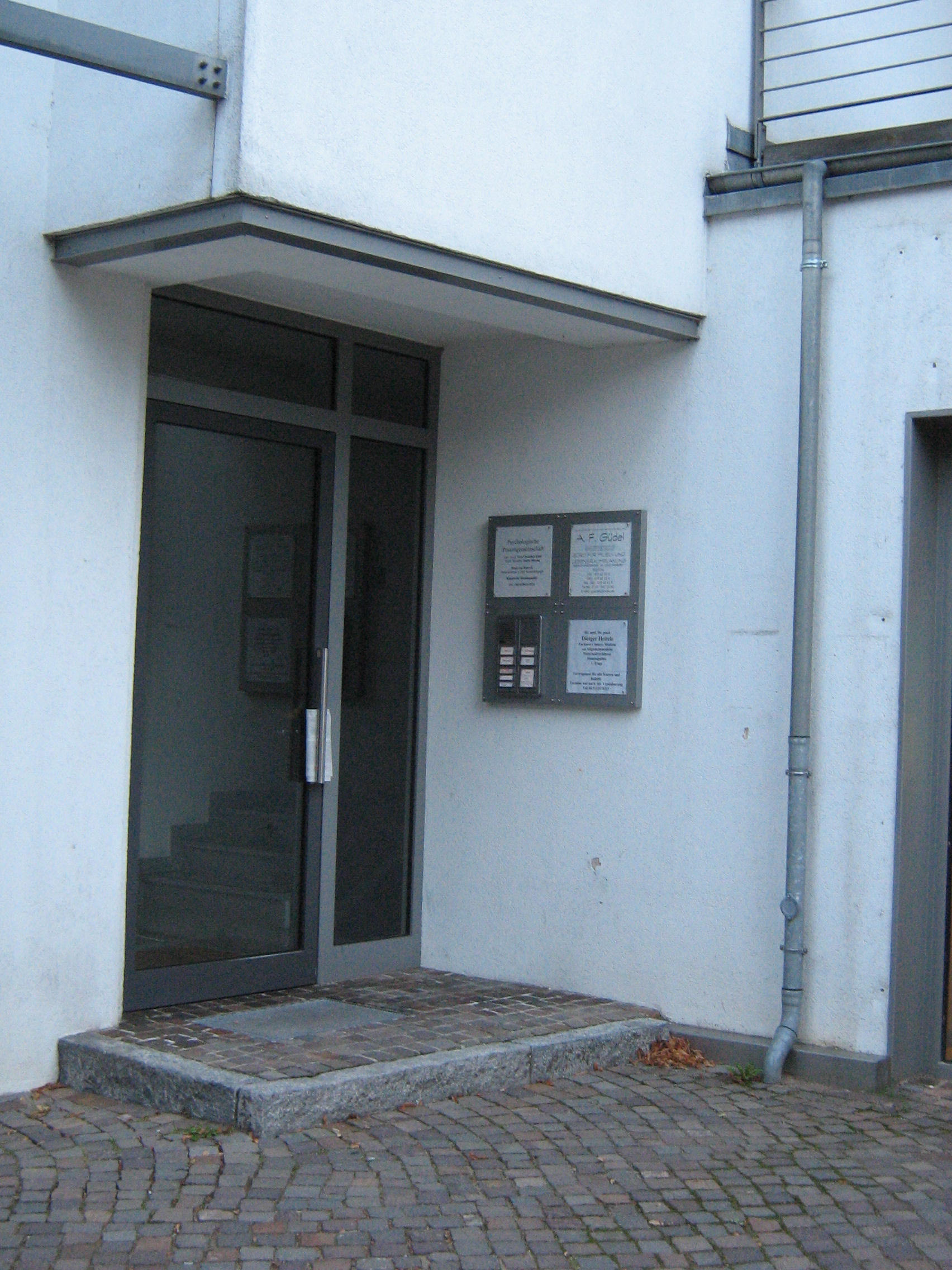 Praxiseingang.jpg (579264 Byte)